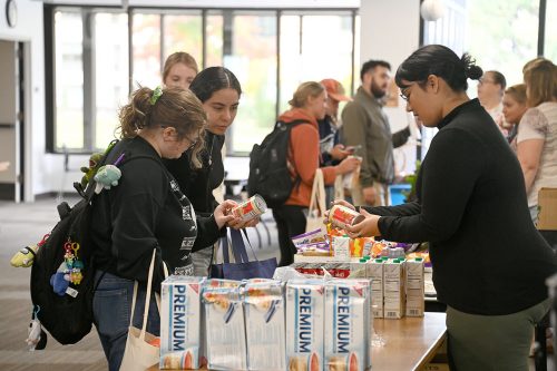 Hundreds of pounds of donated food distributed to NG体育 students, raising awareness about food insecurity